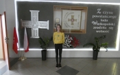 Laureatka konkursu biologicznego na tle kacika patrona