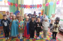 Dzieci przebrane w karnawałowe stroje 