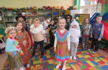 Uśmiechnięte dzieci na balu karnawałowym 