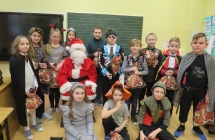Młodzi ludzie z Mikołajem w klasie 
