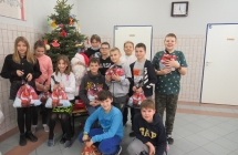 Uczniowie wraz ze Świętym Mikołajem i prezentami od niego 