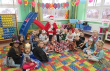 Dzieci na balu karnawałowym z Mikołajem 