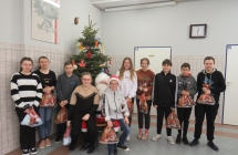 Jedna z klas ze Świętym Mikołajem na tle choinki w klasie 