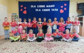 Przedszkolaki z gr. V z sercami dla rodzicow