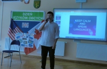 Chłopak śpiewający piosenkę 