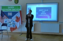 Młoda osoba śpiewająca piosenkę na sali konferencyjnej w szkole 