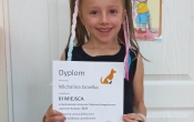 Usmiechnieta Michalinka z dyplomem