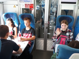 Chłopcy i dziewczyny w pociągu 
