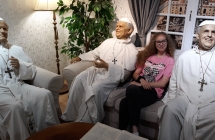 Dziewczyna w bujnej fryzurze z figurami trzech papieży 