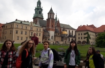 Sześć dziewczyn na tle pięknych budowli 