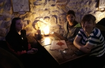 Dwoje chłopców i dziewczyna przy stole w restauracji 