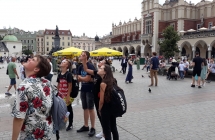 Grupa dzieci na Krakowskim rynku 