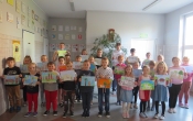 Uczniowie SP w Milaczewie bioracy udzial w konkursie plstycznym Zwierzyna Wielkopolskich Lasow