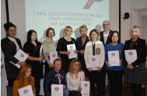 Kobiety i mężczyźni dumnie pozujący do zdjęcia 