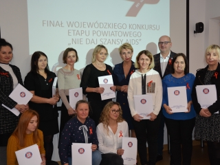 Kobiety i mężczyźni dumnie pozujący do zdjęcia 