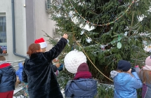 Dekorowanie choinki przez dzieci