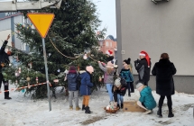 Dzieci dekorujące choinkę 