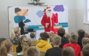 Uczniowie SP w Milaczewie podczas spektaklu Mikolajkowy worek prezentow (11)