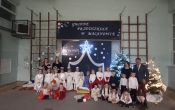 Dzieci z gr. VII z Wychowawczynaimi, p. Dyrektor oraz Wojtem przy dkoracji swiatecznej