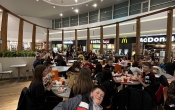 Uczniowie w restauracji MC Donald's
