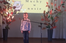 Eliasz recytuje wiersz Muchy w nosie