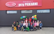 Dzieci na tle piekarni 