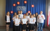 Uczniowie Szkoly Podstawowej w Milaczewie podczas apelu z okazji Swieta Konstytucji 3 Maja (9)