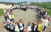 Spolecznosc Szkoly Podstawowej w Milaczewie podczas udzialu w challegu dla Wojtusia (2)