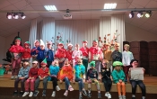 Dzieci z gr. Zabki na scenie prezentuja swoje przebrania