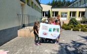 Dzieci z gr. VIII z transparentem antynikotynowym