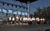 Dzieci z gr. VII prezentuja taniec na scenie