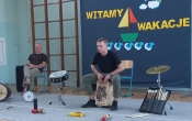 Muzycy podczas prezentacji instrumentow perkusyjnych.
