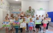 Uczniowie SP w Milaczewie bioracy udzial w konkursie plastycznym Rosne zdrowo