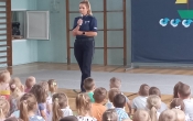 Policjantka podczas prelekcji.