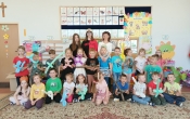 Dzieci z gr. VII z balonami w towarzystwie mamy Marcela