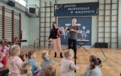 Przedszkolaki poznaja budowe skrzypiec podczas spotkania z muzykiem