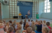 Dzieci podczas audycji muzycznej w przedszkolu