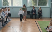chlopiec wrecza kwiaty pani dyrektor