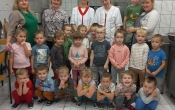 Zdjecie grupy III z paniami pracujacymi w kuchni. (1)