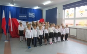 Dzieci z oddzialu przedszkolnego oraz uczniowie klas I-III podczas konkursu Do hymnu z Ministerstwem Sprawiedliwosci