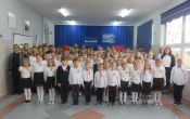 Spolecznosc szkolna SP Milaczew podczas udzialu w akcji Szkola do hymnu 2023(1)