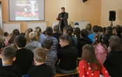 dzieci uczestnicza w spotkaniu z pisarzem