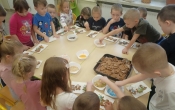 Dzieci dekoruja pierniczki kolorowymi posypkami  (1)