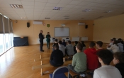 Wprowadzenie uczniow do prelekcji prowadzonej przez dzielnicowego.