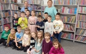 zdjecie pamiatkowe ze spotkania w bibliotece