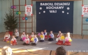 Usmiechniete dzieci z kolorowymi pomponami podczas piosenki dla babc i dziadkow.