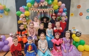 Dzieci z grupy Kotki na balu karnawalowym