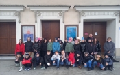 uczniowie wraz z wychowawca przed budynkiem teatru