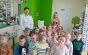 Wspolne zdjecie Motylkow z pania farmaceutka