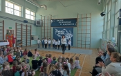 Dyrektor przedszkola wita zebranych gosci na uroczystym Dniu Kobiet